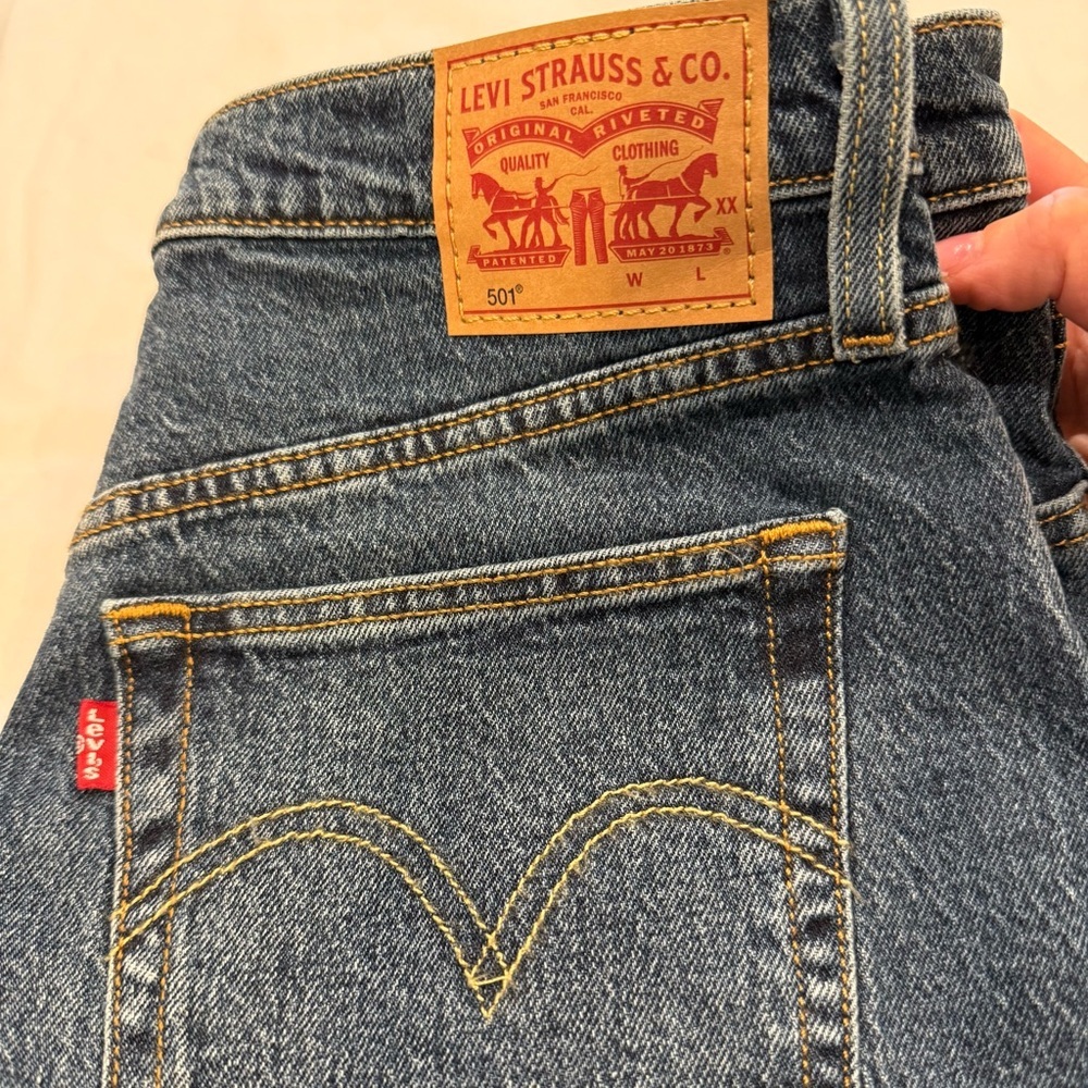 Levi’s 501 Distressed Cutoff Denim Shorts Women’s Size W29 High Rise Frayed Hem - Picture 6 of 11
